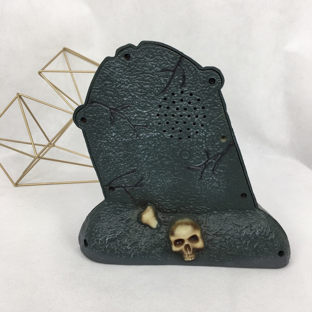Musical lighted Tombstone with Skulls - Picture 3 of 4